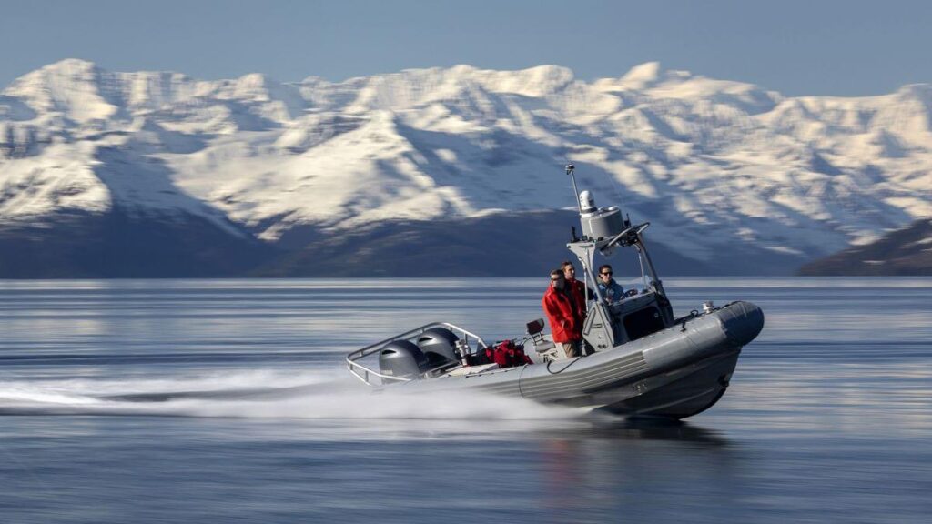 Toți locuitorii locuiesc în același bloc Toți locuitorii locuiesc în același bloc