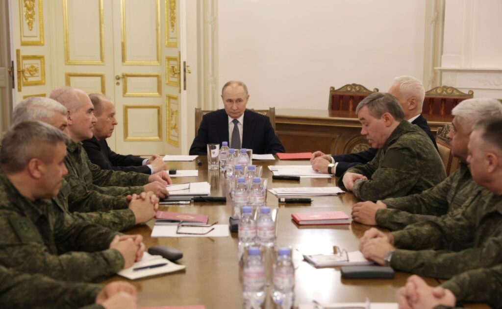 Sankt Petersburg, Rusia. 7 octombrie 2025. Președintele rus Vladimir Putin, centru, se întâlnește cu liderii militari pentru a discuta despre războiul din Ucraina, 7 octombrie 2025, la Sankt Petersburg, Rusia. Credit: Mikhail Metzel/Kremlin Pool/Alamy Live News
