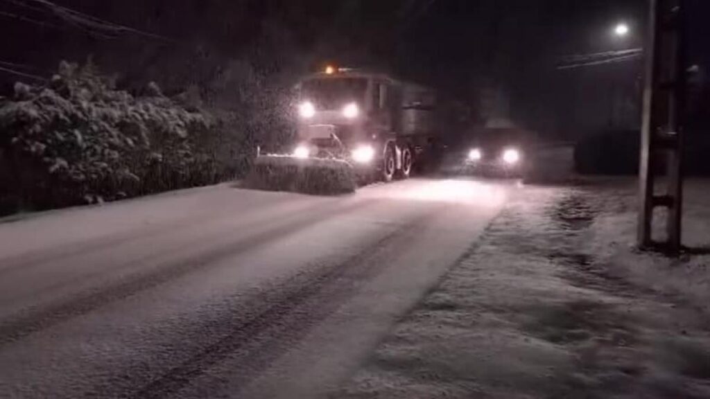 Trafic îngreunat din cauza poleiului pe DN 18, în Pasul Prislop. Drumarii au împrăştiat noaptea trecută 15 tone de antiderapant