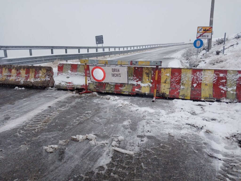 Transalpina închisă din nou din cauza zăpezii depuse pe carosabil. Unde este impusă restricția de circulație