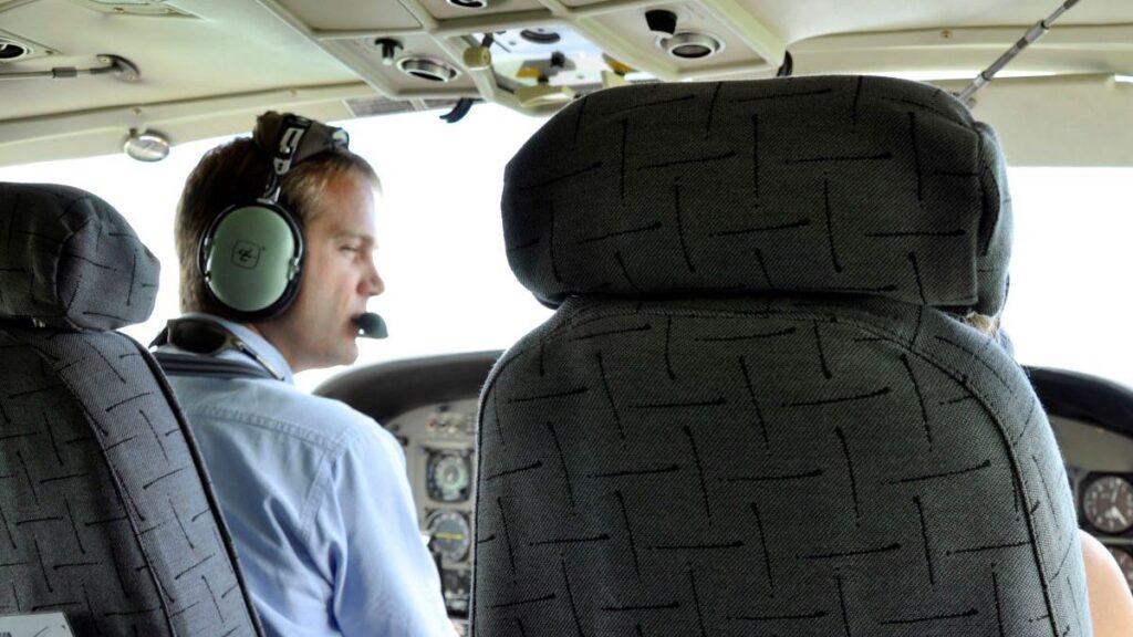 Transporturile aeriene detronează IT-ul. Cât câștigă piloții și echipajele de zbor
