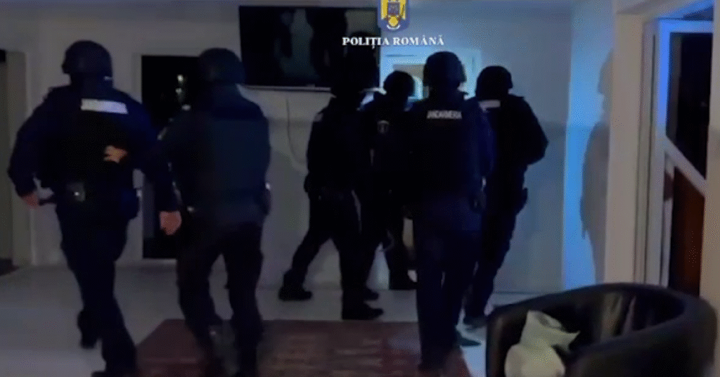 Mai mulți jandarmi pătrund într-o locuință, în timpul unor percheziții domiciliare