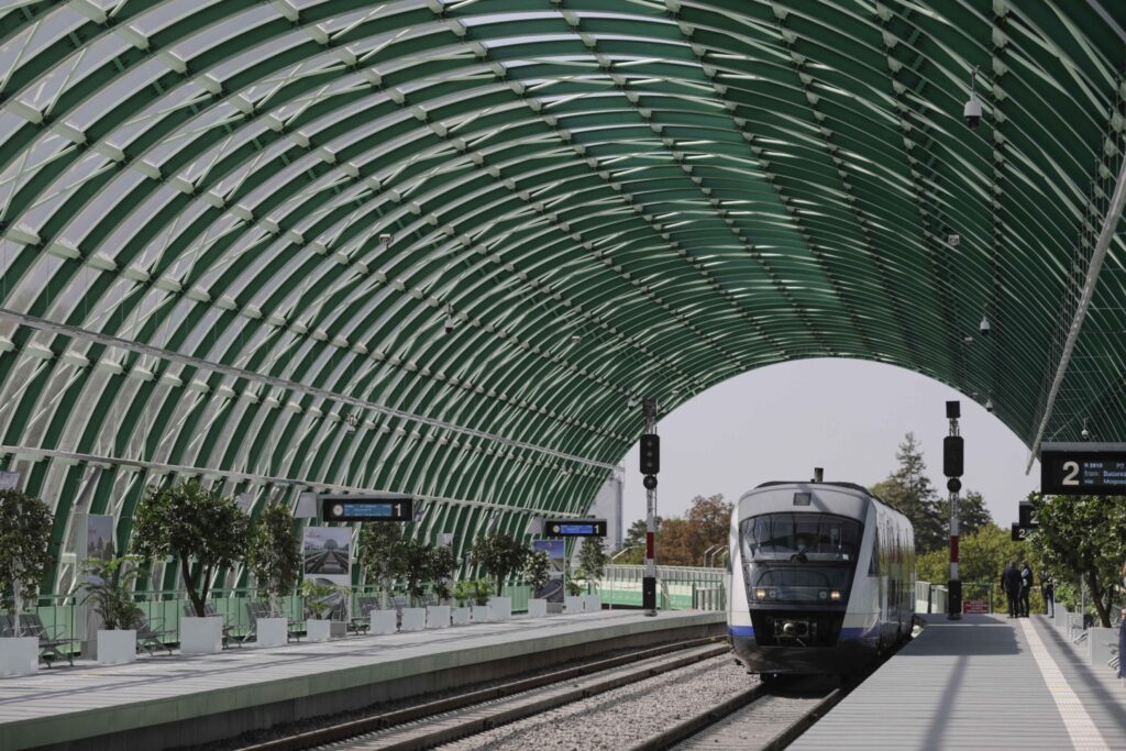 Trenurile către Aeroportul „Henri Coandă” nu vor circula o perioadă. Revine linia expres 780