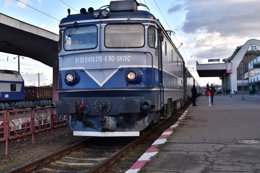 Un tren de călători staționează în gara din Craiova, 20 decembrie 2021