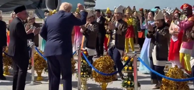 Trump dansează pe covorul roșu, la sosirea în Malaezia (Video) Trump dansează pe covorul roșu, la sosirea în Malaezia (Video)