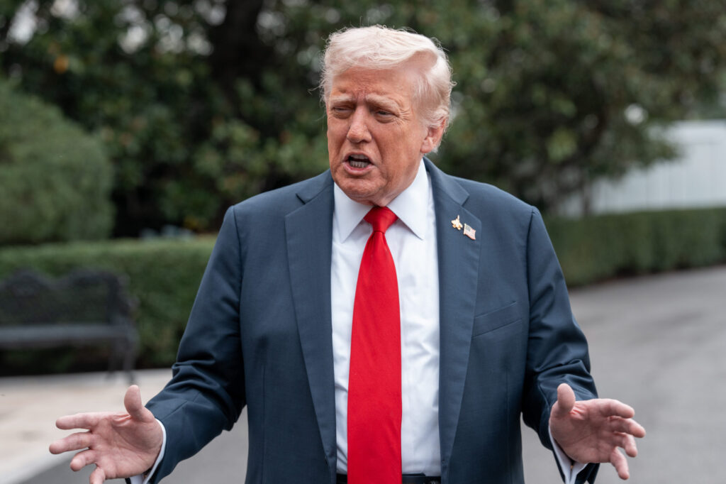 Trump forțează acorduri pentru a aduce industria înapoi în SUA. Miza: alegerile din 2026