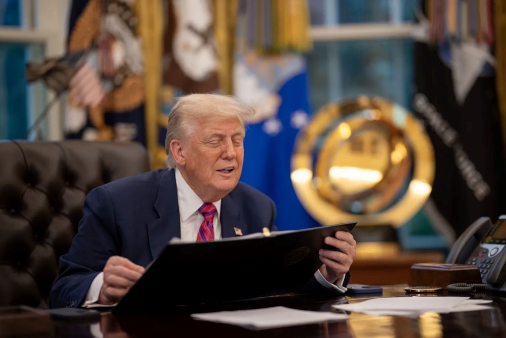 Trump se luptă cu cea mai bogată țară din lume. Adversarul a ”păgubit” SUA de 12 miliarde dolari Trump se luptă cu cea mai bogată țară din lume. Adversarul a ”păgubit” SUA de 12 miliarde dolari