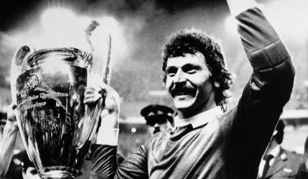 portarul FCSB, Helmuth Duckadam, ridică Cupa Campionilor Europeni după ce echipa a învins Barcelona la penalty-uri în Sevilia, Spania, 7 mai 1986