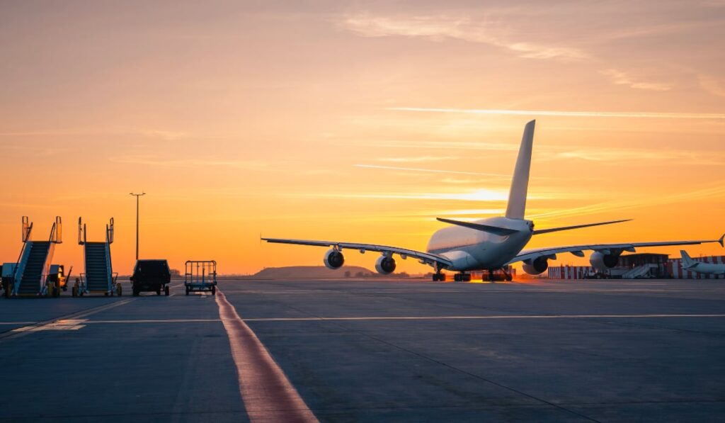 Un avion care a aterizat pe pistă