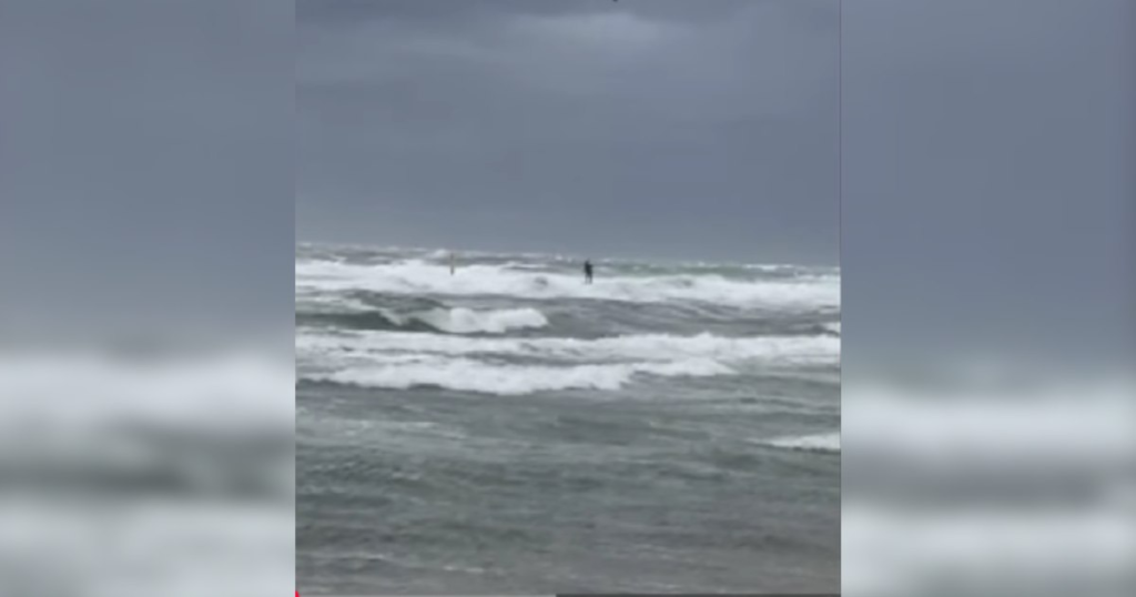 Un britanic „neexperimentat” s-a înecat după ce placa de surf s-a rupt în timpul furtunii. Prietenul său a murit încercând să-l salveze