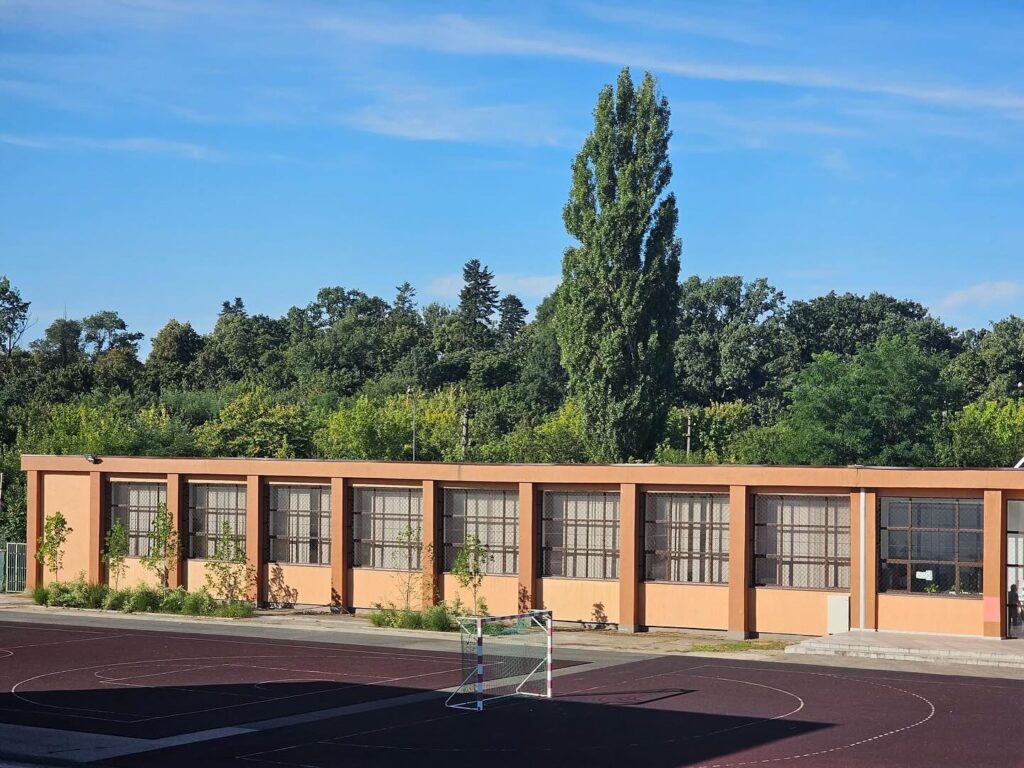 Un elev din Buftea a dat cu spray lacrimogen în liceu. Trei colegi și doi profesori au fost afectați