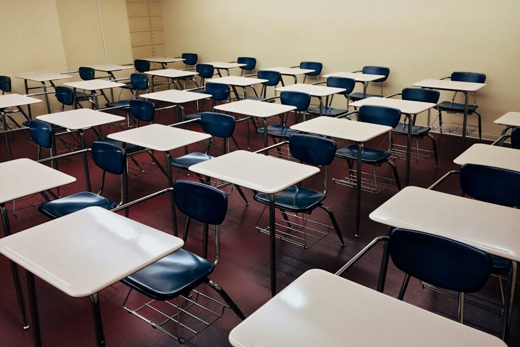 Un elev din Buftea a folosit spray lacrimogen în clasă. Trei colegi și doi profesori au fost afectați