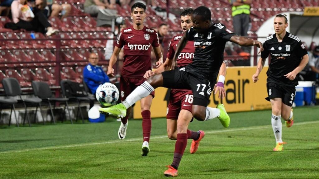 Samuel Asamoah controlează balonul în timpul partidei dintre FCU Criaova și CFR Cluj, diputată pe 16 iulie 2021, la Cluj