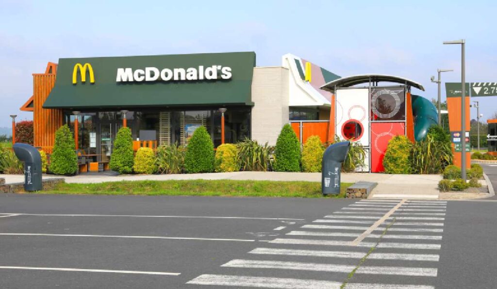 Trecere de pietoni în fața unui restaurant McDonald’s din Franța