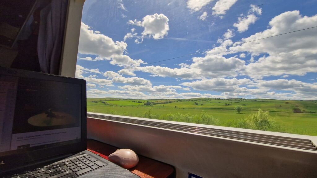 Un laptop lăsat deschis în tren. Un Excel trimis din greșeală. 49 de breșe grave de securitate, la Ministerul Apărării de la Londra Un laptop lăsat deschis în tren. Un Excel trimis din greșeală. 49 de breșe grave de securitate, la Ministerul Apărării de la Londra