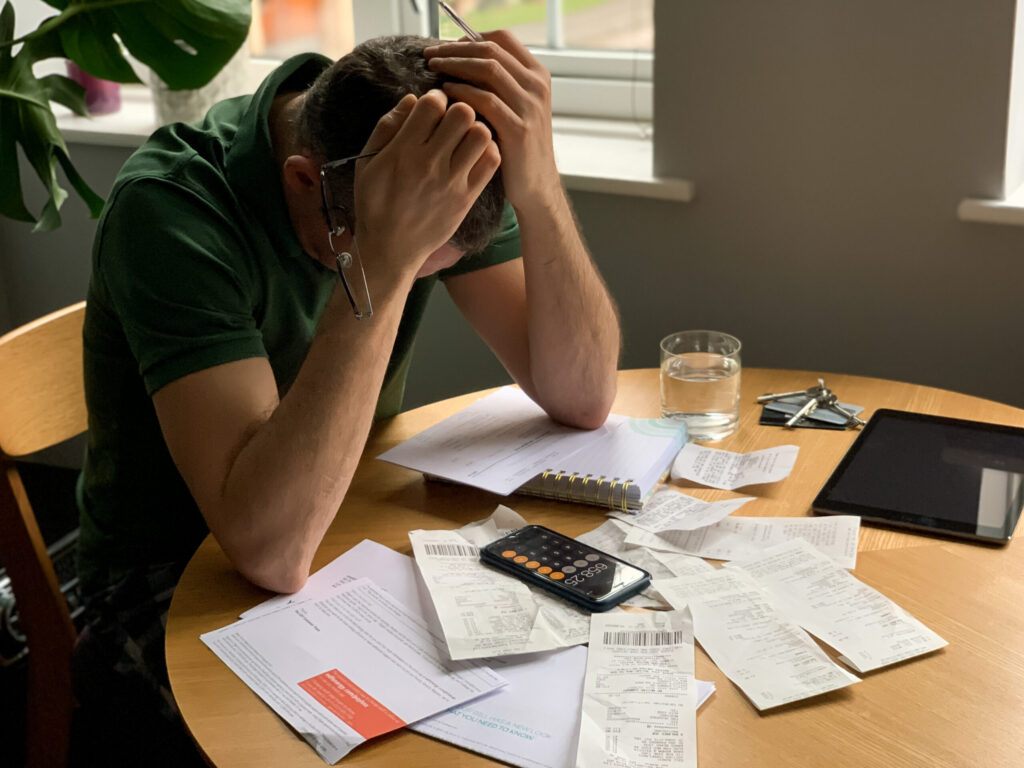 Un român a cerut intrarea în insolvență personală pentru datorii de 500.000 de euro! Câte solicitări s-au depus la ANPC de când a apărut legea și ce condiții trebuie îndeplinite