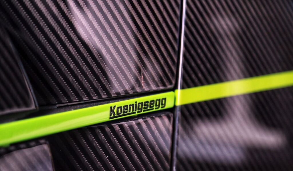 detaliu pe un hipercar Koenigsegg Agera R+ negru