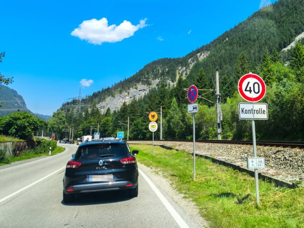 O mașină neagră Renault Clio merge pe o șosea în care limita de viteză este de 40 km/h, august 2025