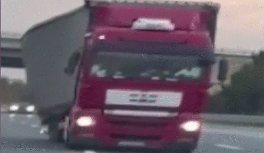 Un șofer român de TIR a condus în zigzag pe o autostradă din Turcia. Ce a urmat Șoferul de TIR a condus haotic până a pierdut toată încărcătura