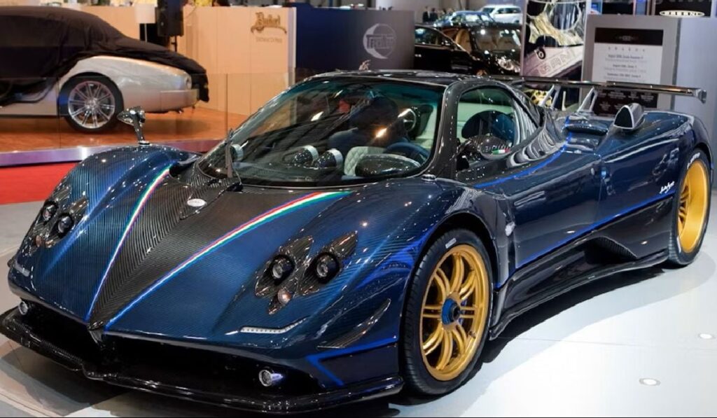Un tehnician a găsit o Pagani de 12 milioane de euro într-un showroom din Milano și a sunat la poliție Pagani Zonda Tricolore, de culoare albastru închis, cu jante aurii, este expusă la un salon aut