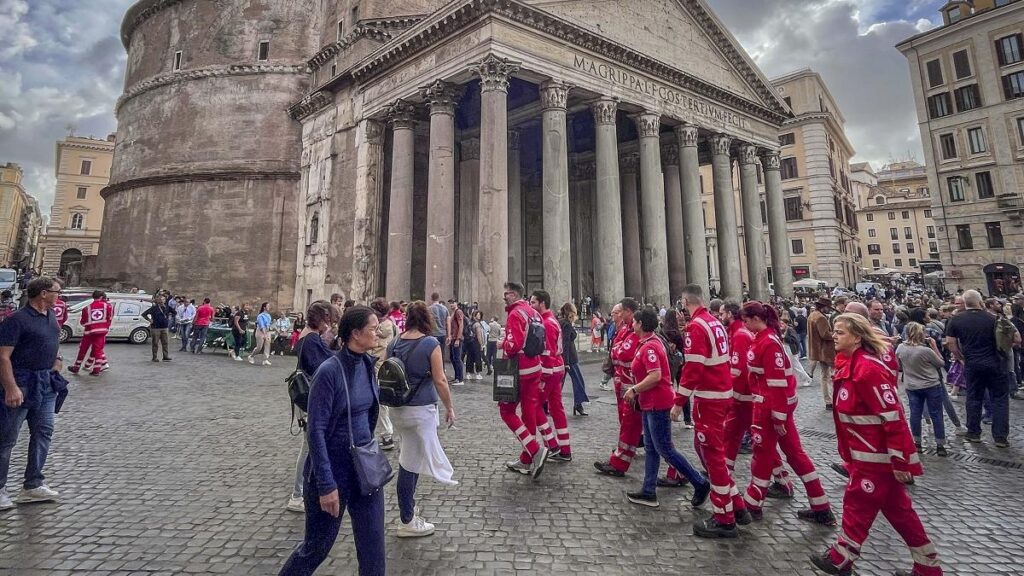 Un turist japonez a murit după ce a căzut de pe zidul de protecție al Panteonului din Roma Un turist japonez a murit după ce a căzut de pe zidul de protecție al Panteonului din Roma