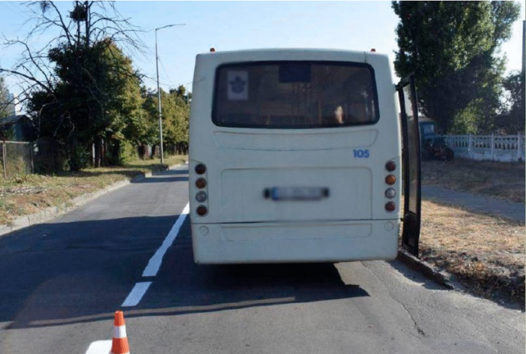 Un microbuz alb este parcat cu ușa din spate deschisă, după ce asupra s-a a fost aruncată o grenadă, Kiev, 6 octombrie 2025
