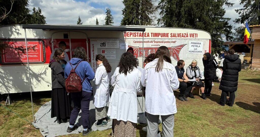 Unde nu ajunge sistemul, ajung ei. Lecția de umanitate a unor medici români ajunși în cele mai izolate colțuri ale țării