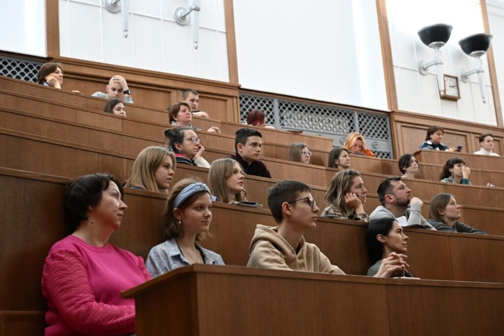 studenți în sala de curs
