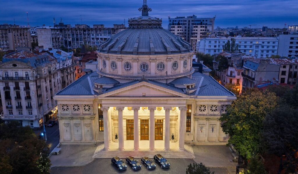 Unul dintre cei mai bogați români a cumpărat trei limuzine Bentley din cele patru dedicate Ateneului Român Patru mașini Bentley în fața Ateneului Român, luminat - octombrie 2025