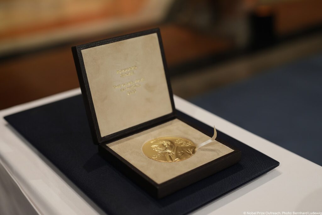 Unul dintre laureații Nobelului pentru Medicină nu știe că a câștigat. E plecat în drumeție