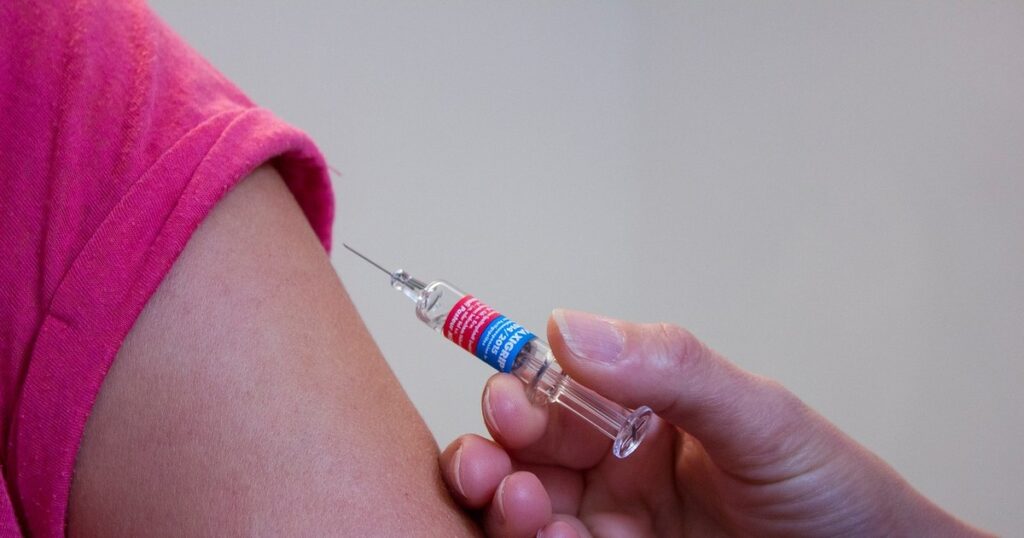 Vaccinarea antigripală începe pe 15 octombrie. Ce trebuie să știi și unde te poți imuniza