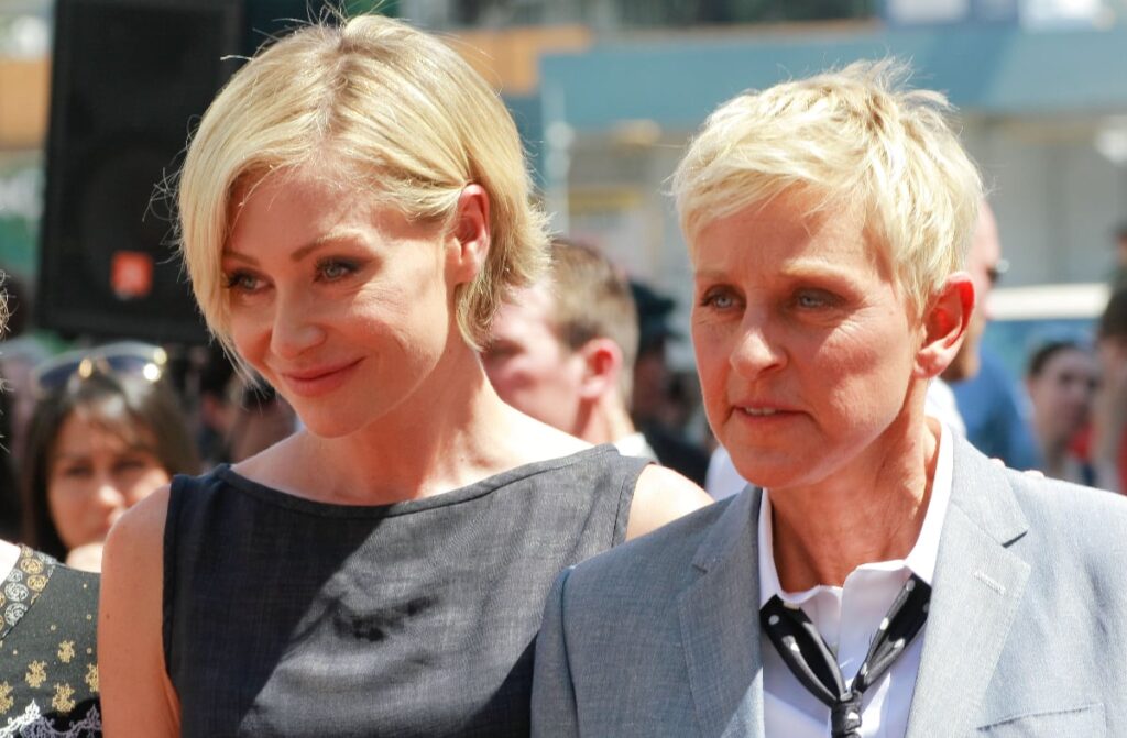 Viața la țară a lui Ellen DeGeneres și a Portiei de Rossi în Anglia. Cuplul a plecat din Statele Unite din cauza lui Donald Trump: „Mai simplu”