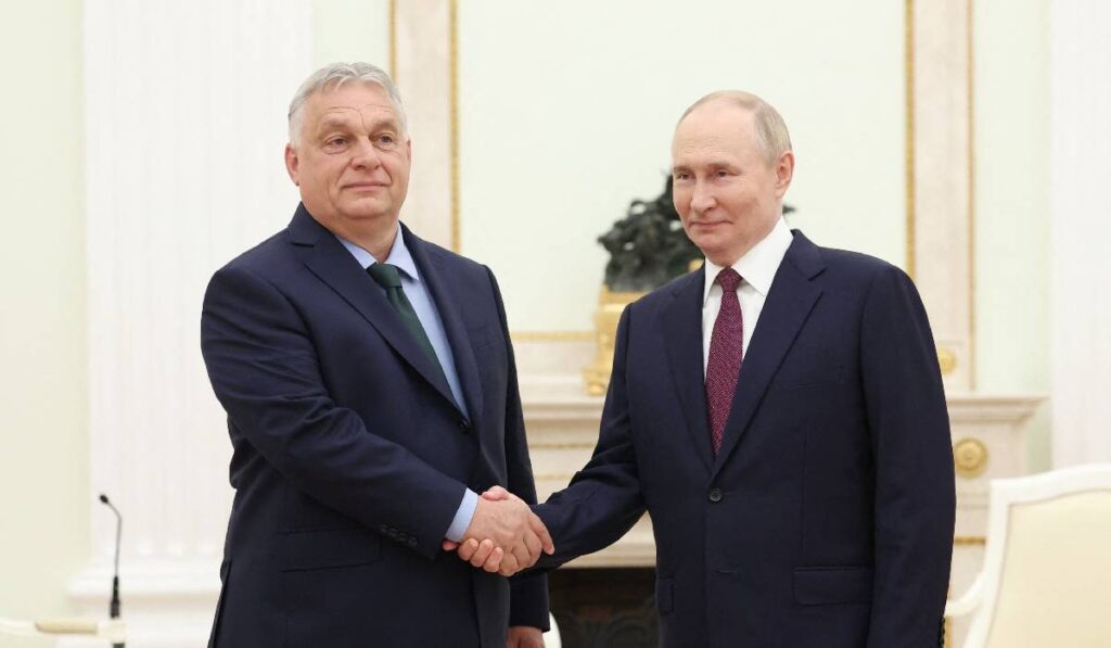 Viktor Orban face jocurile lui Vladimir Putin în Uniunea Europeană și răspândește fake news-uri despre Ucraina Viktor Orban, în stânga, dă mâna cu Vladimir Putin