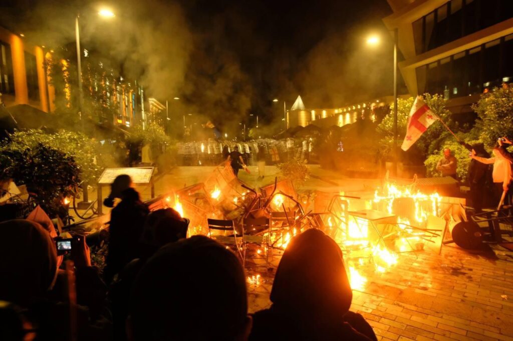Violențe în Georgia: Manifestanții au încercat să intre în palatul prezidențial, poliția a răspuns cu tunuri cu apă (Video)