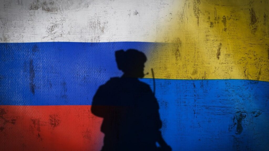 Vladimir Putin a rămas fără opțiuni și nu are nicio cale spre victorie în Ucraina, scrie Carl Bildt, o voce influentă în diplomația europeană Silueta unui soldat, suprapusă de steagul Rusiei (stânga) și steagul Ucrainei Foto: Profimedia