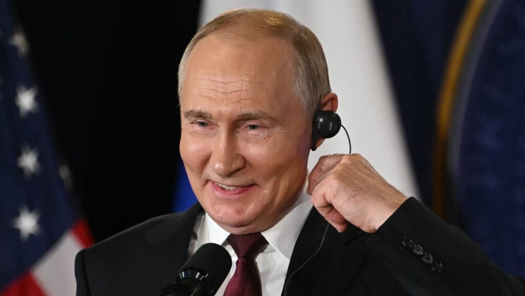 Imagine cu Vladimir Putin la o conferință de presă cu Donald Trump, în august. Liderul de la Kremlin a fost surprins zâmbind
