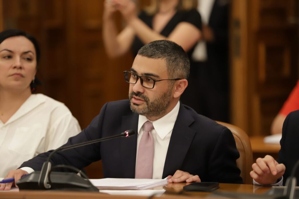 Ministrul Florin Manole: Vom avea o nouă lege a salarizării până la jumătatea anului viitor. Cu siguranță, nu va fi făcută pe repede-nainte