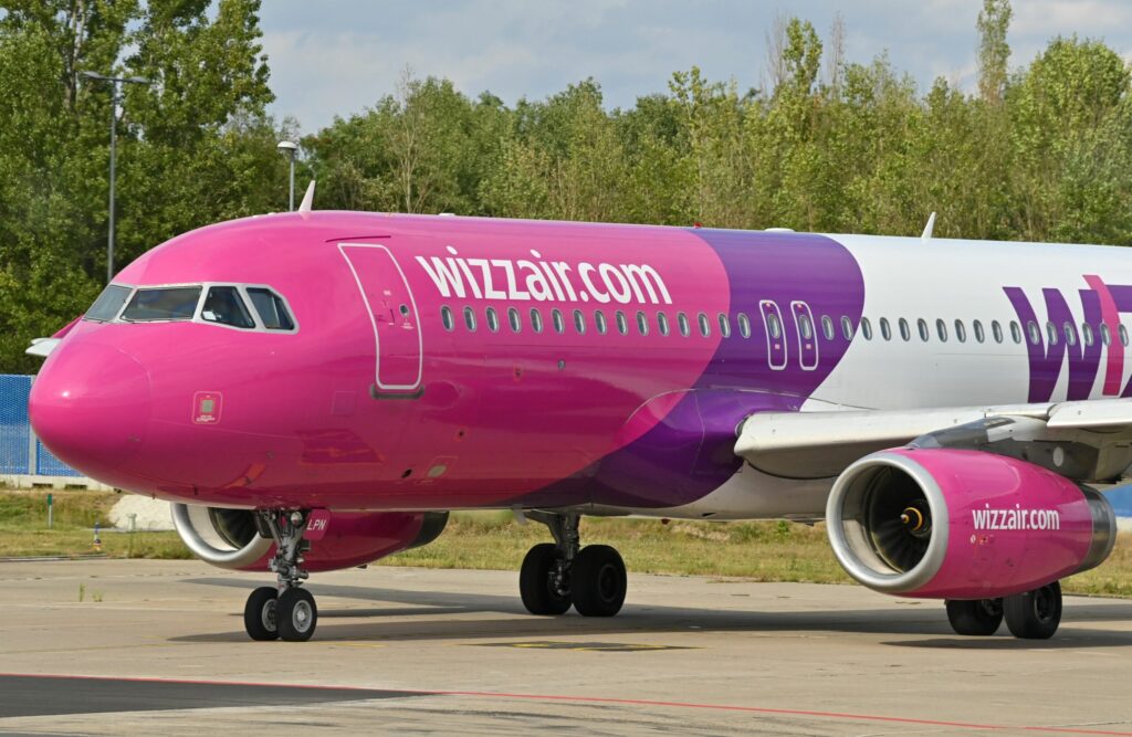 Wizz Air anunţă 25 de rute noi din şase aeroporturi din sezonul de iarnă. Unde vor putea călătorii românii Wizz Air anunţă 25 de rute noi din şase aeroporturi din sezonul de iarnă. Unde vor putea călătorii românii