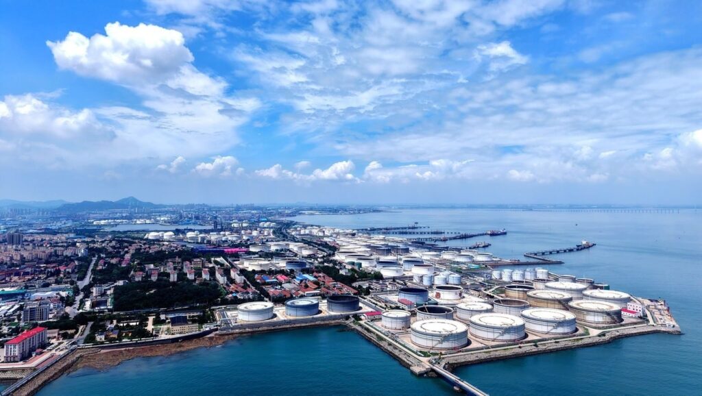In aceasta imagine aeriana se observa un grup de rezervoare de petrol care stochează țiței importat la terminalul de țiței din portul Qingdao, în orașul Qingdao, provincia Shandong, China, pe 10 august 2025