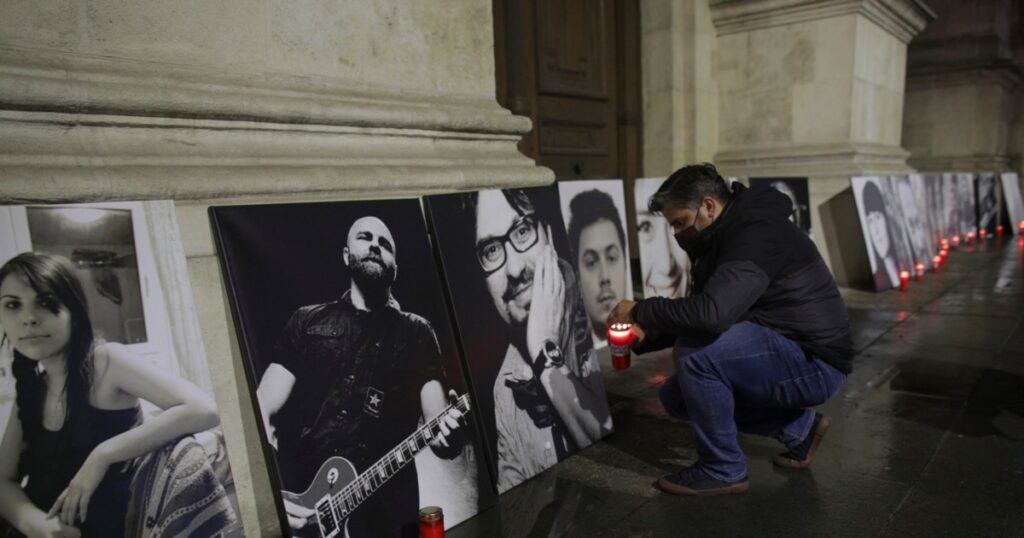 Zece supraviețuitori și solistul trupei Goodbye to Gravity, Andrei Găluț, au lansat un videoclip dedicat victimelor tragediei de la Colectiv Zece supraviețuitori și solistul trupei Goodbye to Gravity, Andrei Găluț, au lansat un videoclip dedicat victimelor tragediei de la Colectiv