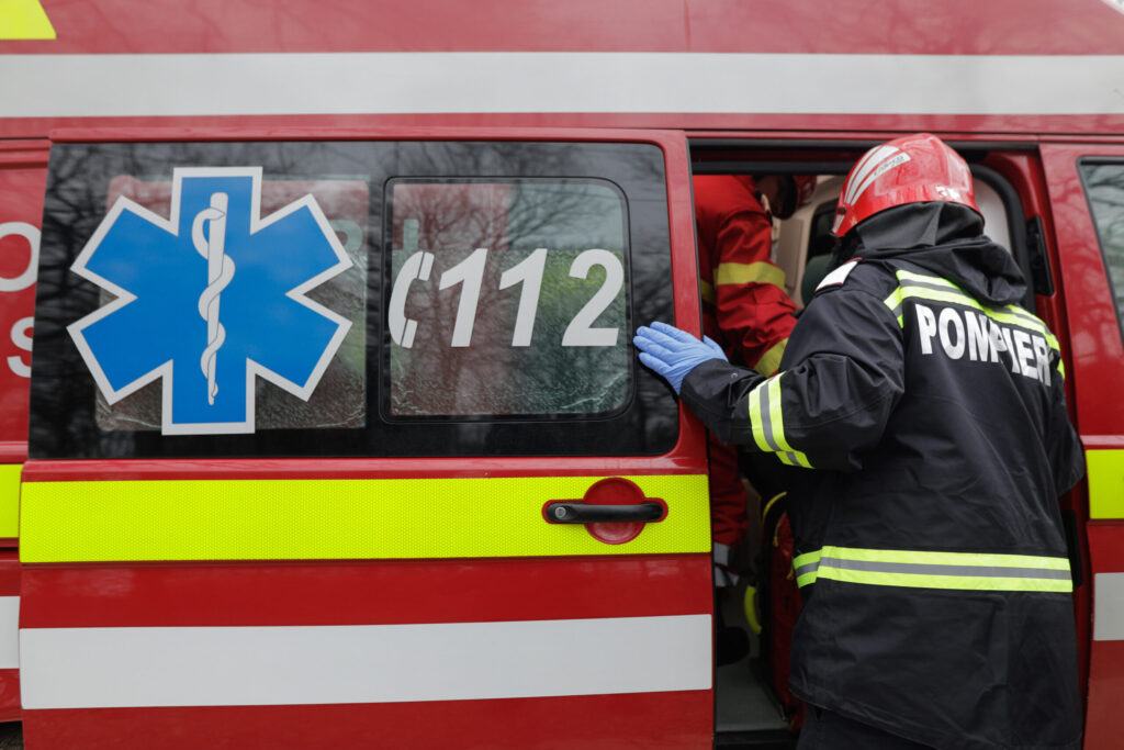 Zeci de oameni evacuați în Voluntari, după ce un incendiu izbucnit la două autoturisme s-a extins la o țeavă de gaze
