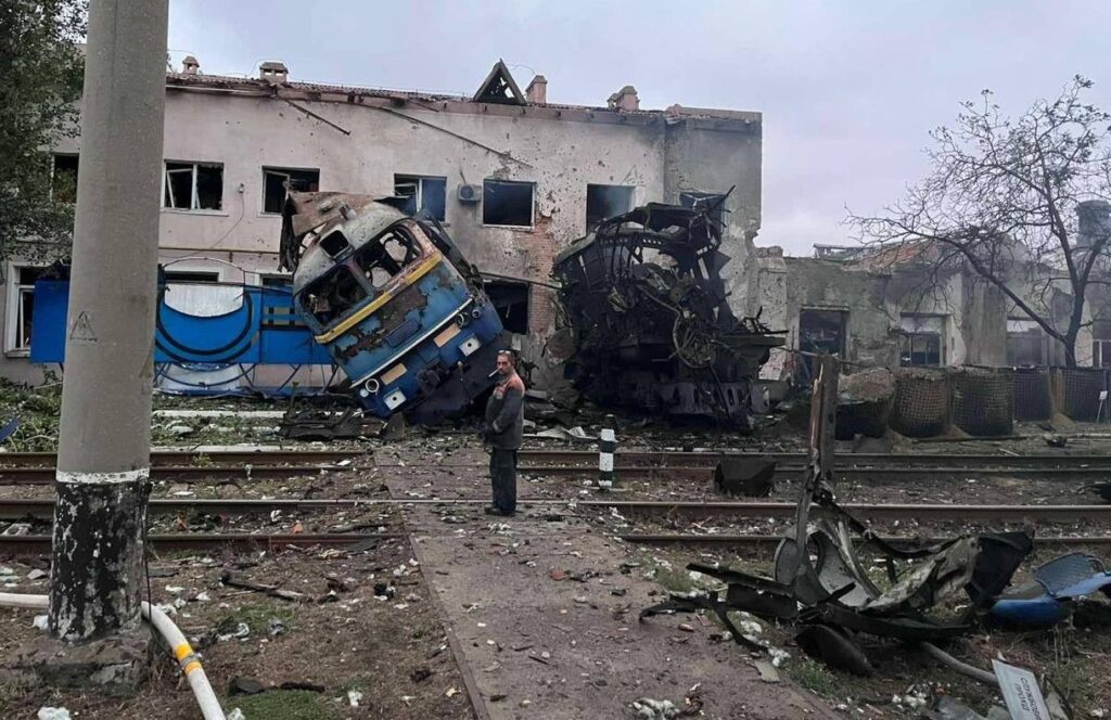 Ziua 1317 Locomotive aruncate în aer. Rușii pregătesc un asalt pe frontul de sud și au modificat rachetele ca să scape de Patriot. Trump dă liber la informații secrete pentru atacurile în Rusia