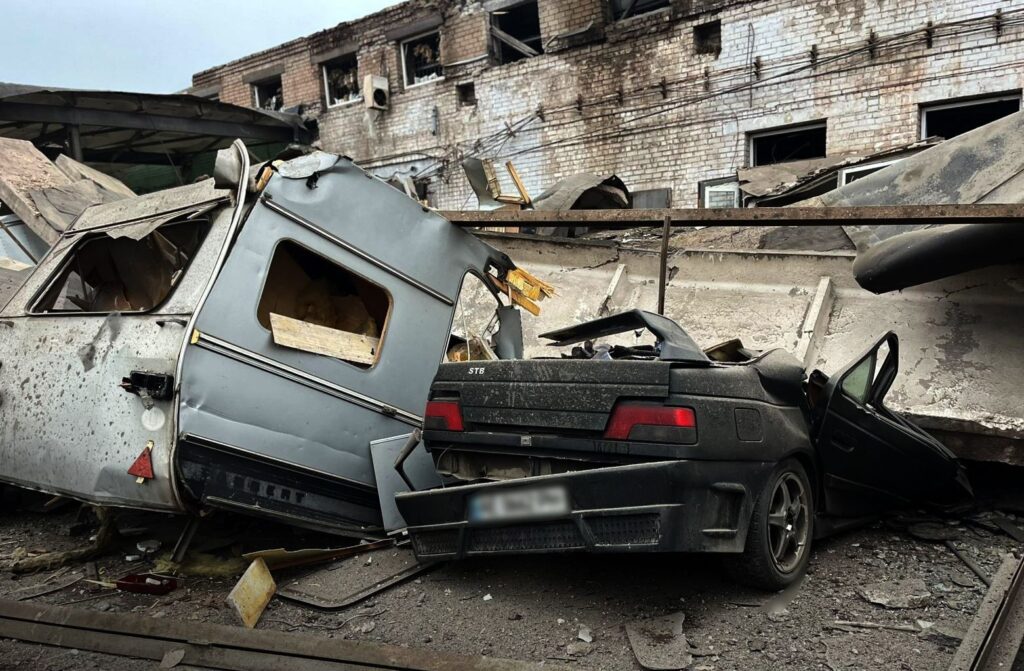 Ziua 1326 Ambulanță lovită de dronă. În Crimeea ocupată se fură benzina din mașinile parcate. Zelenski: Putin profită de vreme