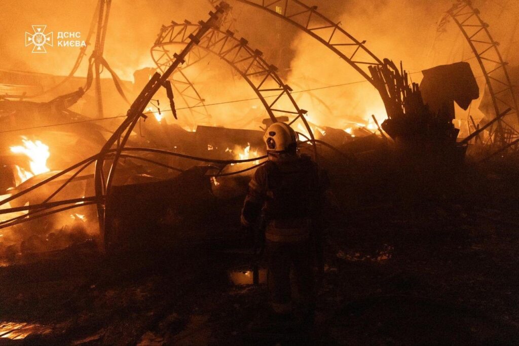 Ziua 1338 A doua noapte de atac la Kiev. Un comandant rus ordonă trupelor să împuște civili. Dronele lovesc una dintre principalele rafinării ale Rusiei. Zaharova acuză UE de furt