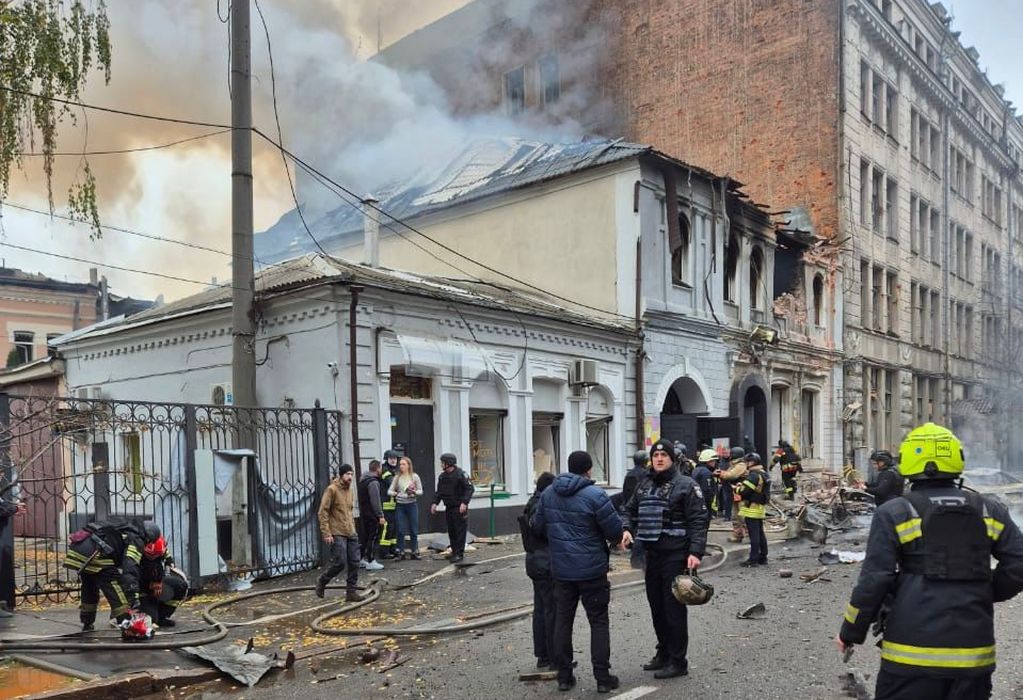 Ziua 1344 Putin se laudă cu o dronă submarină cu capacitate nucleară și imposibil de interceptat. Dronele Kievului lovesc Moscova Ziua 1344 Putin se laudă cu o dronă submarină cu capacitate nucleară și imposibil de interceptat. Dronele Kievului lovesc Moscova