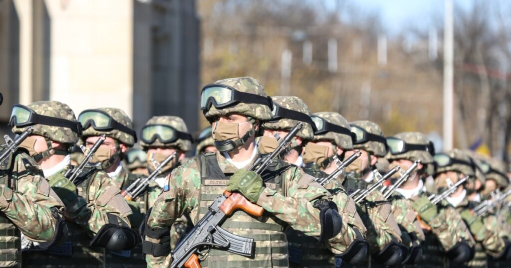 Ziua Armatei Române, evenimente în București și în țară. Premierul Bolojan, la sosirea „Ștafetei Veteranilor Invictus”, de la Carei Ziua Armatei Române, evenimente în București și în țară. Premierul Bolojan, la sosirea „Ștafetei Veteranilor Invictus”, de la Carei