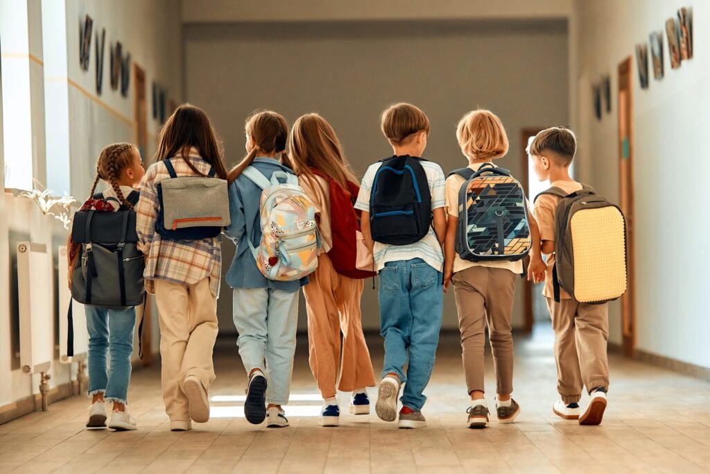 Grup de elevi pe holul unei scoli