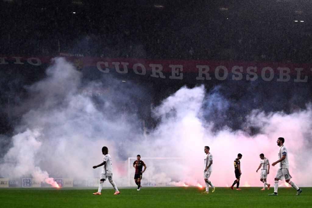 au aruncat zeci de torțe în teren