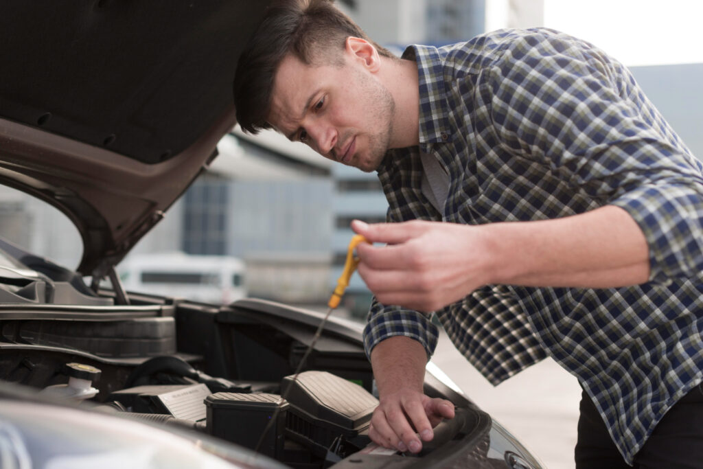 Mecanic vs. DIY: ce reparații simple poți face singur la mașină pentru a economisi bani