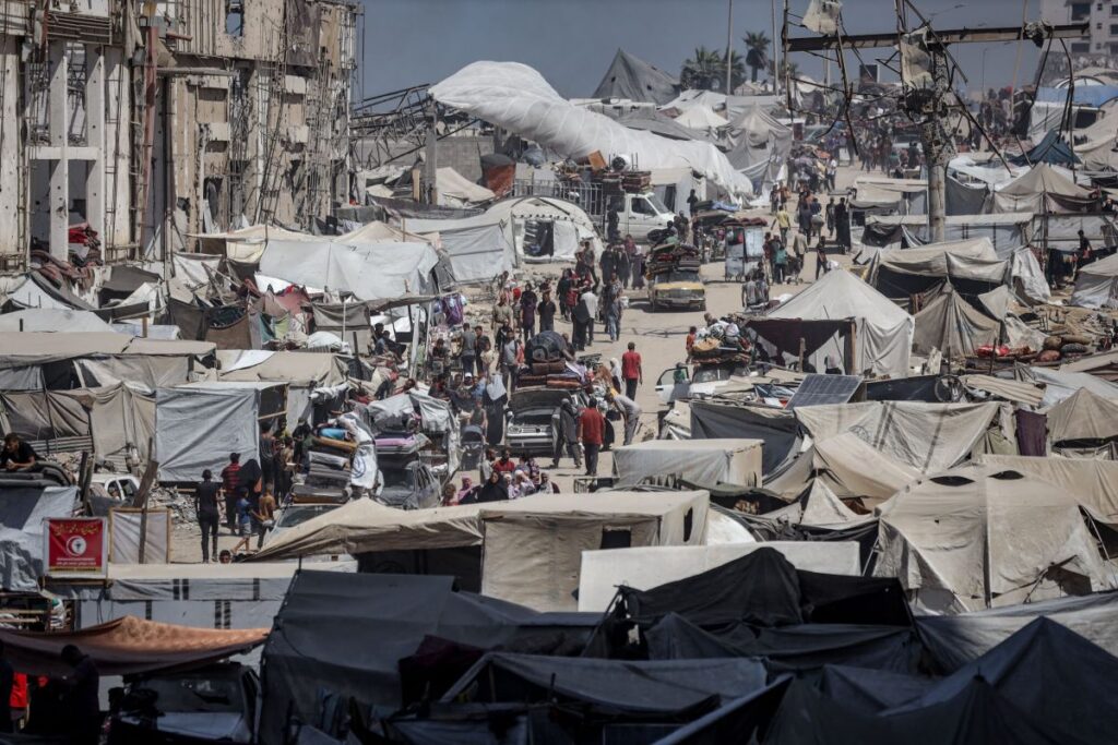 Palestinienii, inclusiv copii, din orașul Gaza, unde armata israeliană a lansat atacuri terestre în urma atacurilor aeriene, migrează spre regiunile sudice pe strada Al-Rashid din orașul Gaza, septembrie 2025